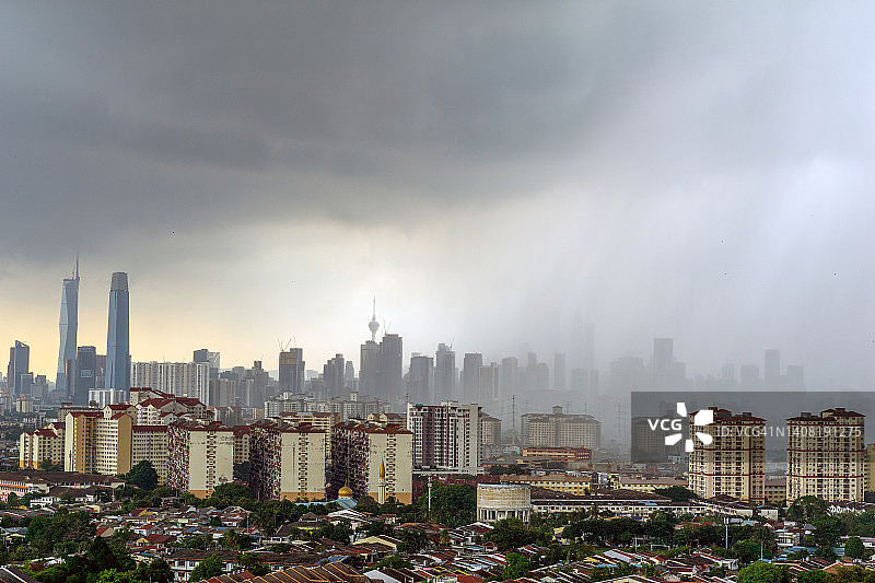在季风季节吉隆坡城市天际线的景色，这些地区有暴雨。图片素材