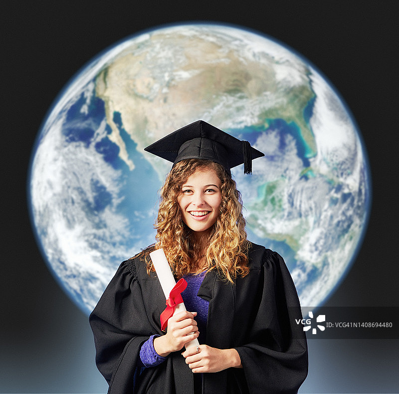 美丽的年轻大学生，毕业时戴着学士帽和长袍，站在卫星地球图像前的学位证书图片素材