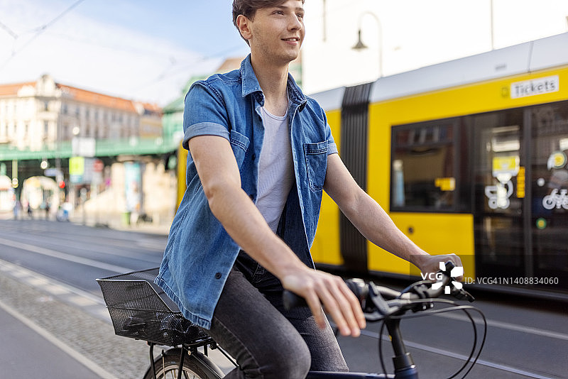 年轻人在城里骑自行车图片素材
