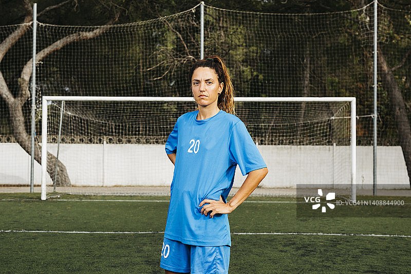 一名年轻女足球运动员的肖像图片素材