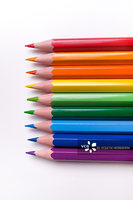 颜色鲜艳的铅笔放在白色的桌子或背景上。幼儿园及学校教育理念，爱好。彩虹的颜色。图片素材