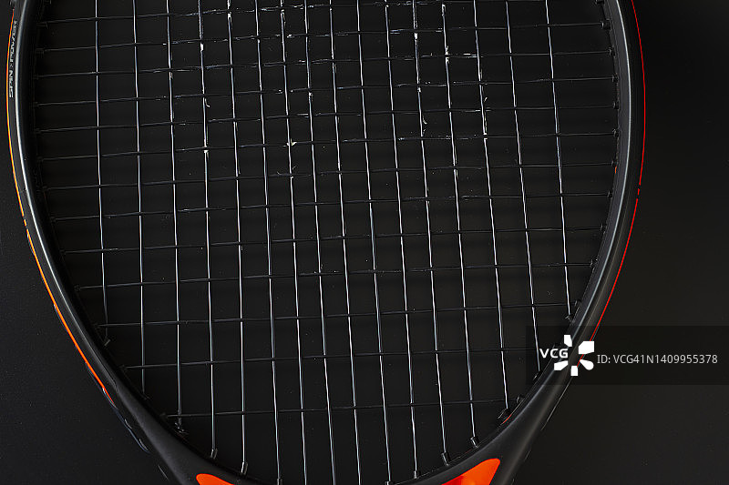 黑色背景的黑色和橙色网球拍图片素材