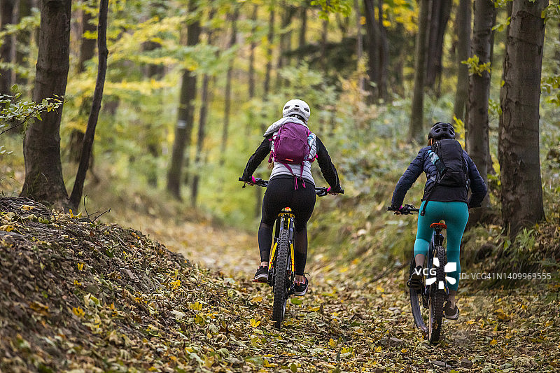 两个年轻女人骑着电动自行车图片素材