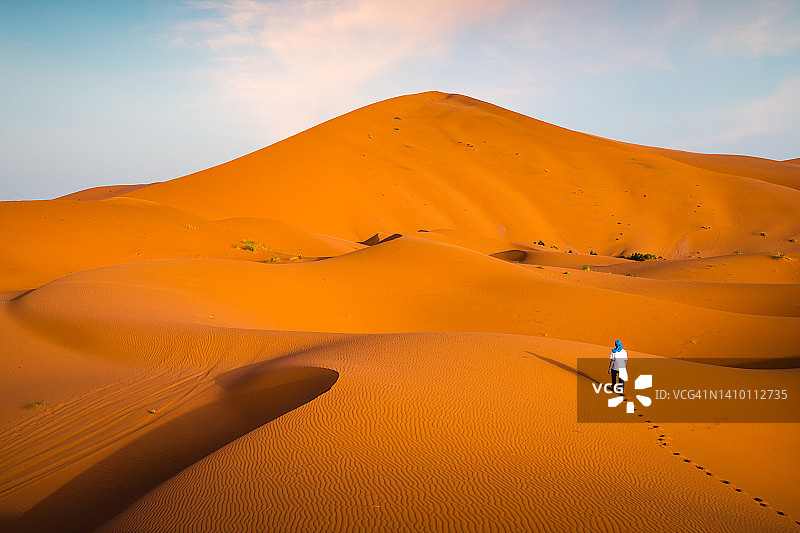 在撒哈拉沙漠散步的游客，摩洛哥图片素材