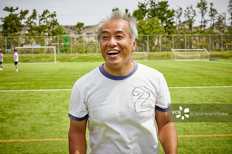 老年人踢足球的肖像图片素材