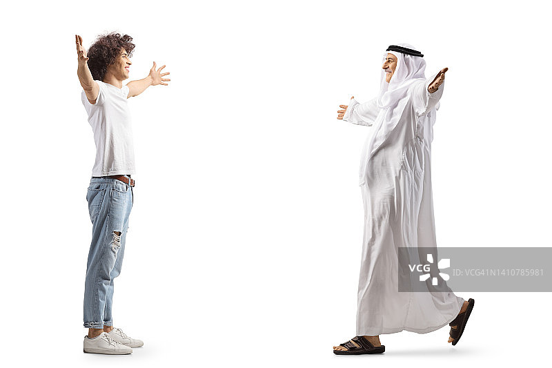 一名年轻男子与一名张开双臂的阿拉伯男子会面的全长侧面照片图片素材