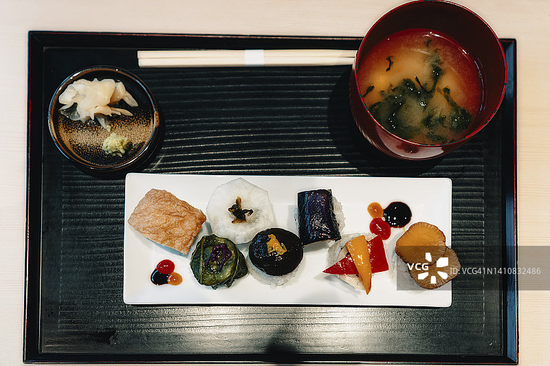 有机健康的彩虹素食寿司卷配味增汤图片素材