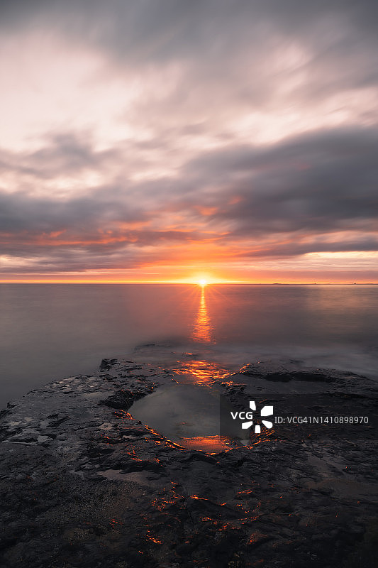 北海上明亮的日出图片素材