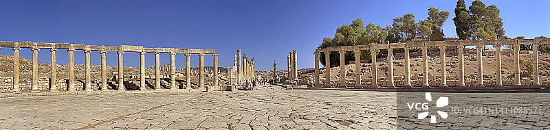 椭圆形论坛与标志性的柱子，以石柱铺就的街道或车行道在杰拉什罗马遗址的中心。图片素材