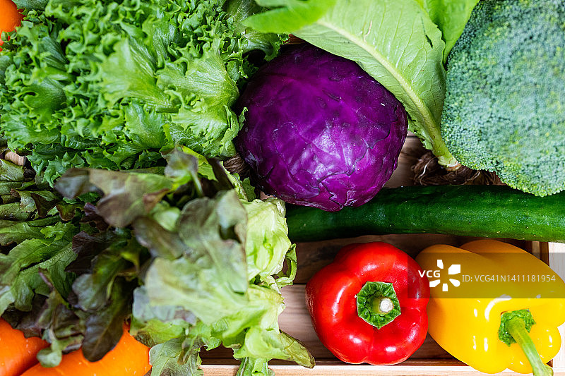 健康新鲜的彩虹色果蔬一排图片素材