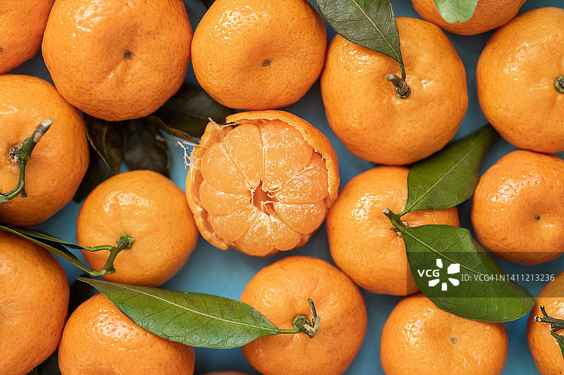 成熟的橘子在蓝色背景上的坚实背景图片素材