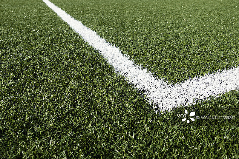 绿色合成人造草坪足球运动场地用白色角条纹线图片素材