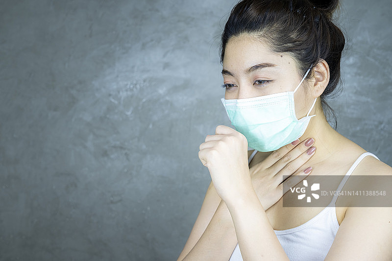 戴医用口罩的女性，咳嗽，sic，生病图片素材