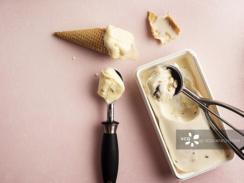 冰淇淋，冰淇淋配甜筒，İce冰淇淋配杏仁，İce冰淇淋装在勺子里，金属勺把冰淇淋从盒子里刮出来图片素材