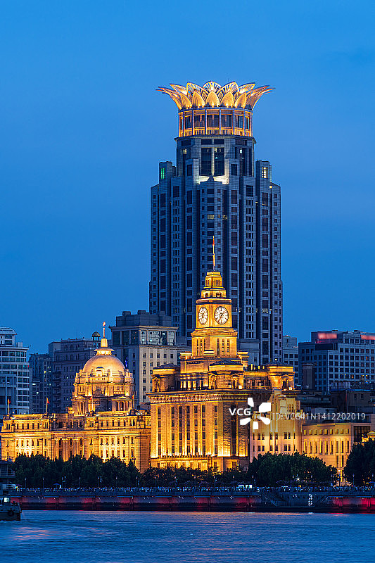 夜晚的上海光明大厦图片素材