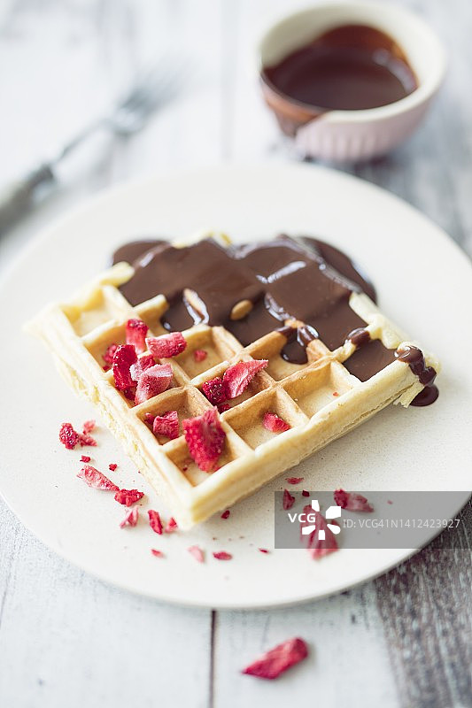 华夫饼配草莓干和巧克力酱图片素材