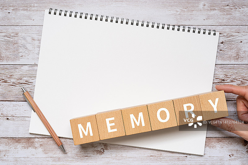 木块与“记忆”的概念文本，一支笔，和一个笔记本。图片素材