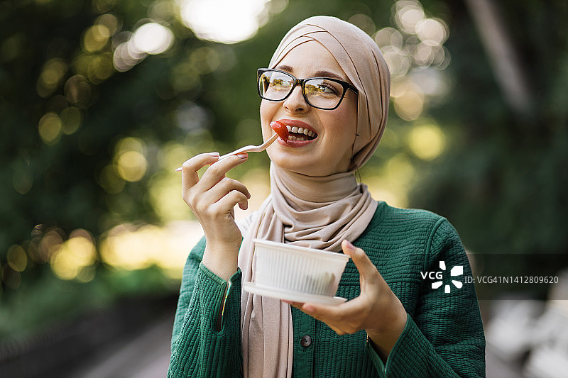 阿拉伯女孩吃健康餐。图片素材