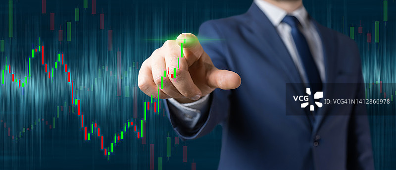 商人触摸数字虚拟屏幕与图形和图表的股票市场交易图片素材
