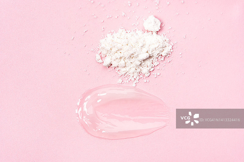 砂糖磨砂膏和舒缓凝胶在粉红色的背景。含有神经酰胺、聚谷氨酸和护肤有益油的美容产品。平躺风格图片素材