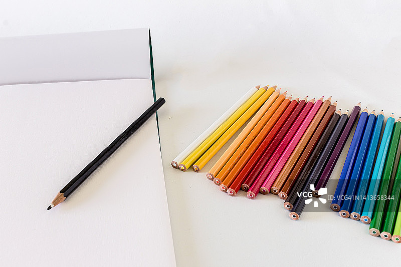 彩色铅笔，白色背景的彩色铅笔。图片素材