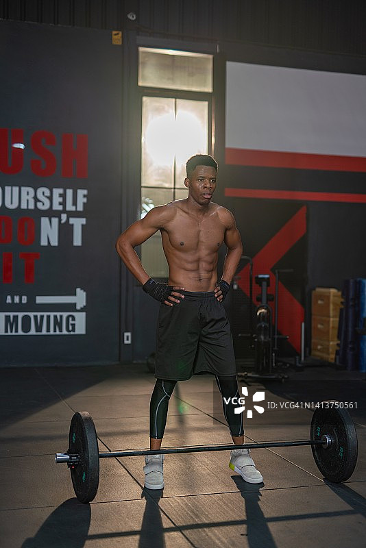 英俊、肌肉发达的非洲黑人男子在健身房举重图片素材