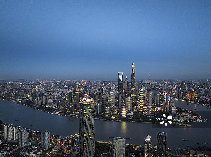 日落时分的上海陆机嘴金融区鸟瞰图图片素材