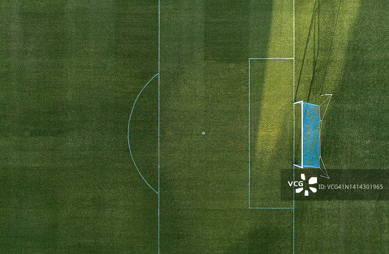 无人机拍摄的草地足球场地的目标图片素材