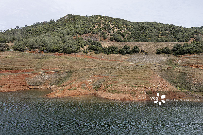 干旱导致湖泊水位低图片素材