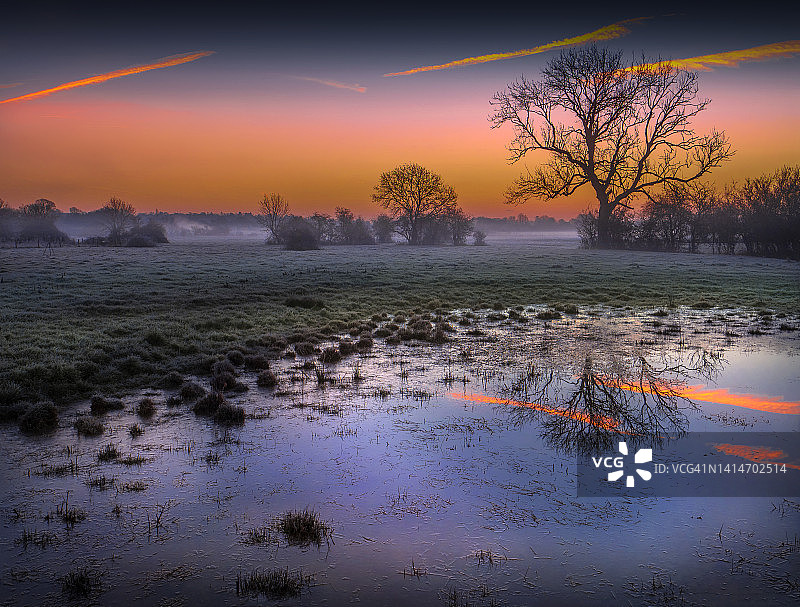 斯图尔河水草在黎明附近温伯恩敏斯特，多塞特，英国图片素材