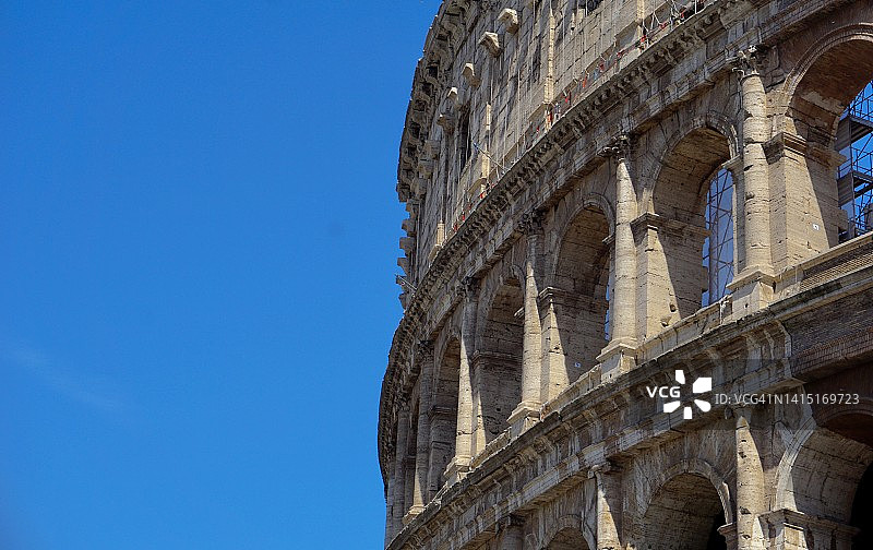 罗马斗兽场是一个椭圆形的圆形剧场，位于意大利罗马市中心，就在罗马广场的东面。图片素材