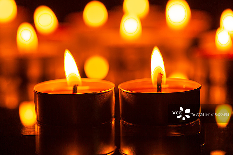 宏观蜡烛，燃烧的蜡烛在黑暗的背景图片素材