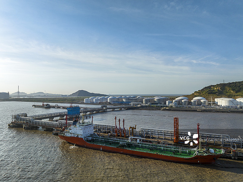 停泊在码头的液化天然气(LNG)油轮的鸟瞰图图片素材