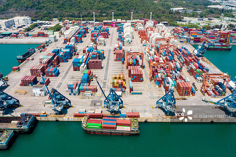 货轮码头、货轮码头装卸吊车、集装箱工业港、内河贸易码头集装箱船图片素材