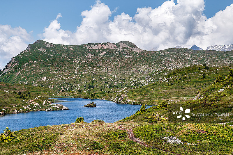 夏季法国阿尔卑斯山脉奥山山脉高海拔湖泊的惊人景观图片素材