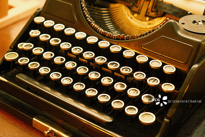 老式老式打字机-特写。古老的经典黑色打字机-特写镜头图片素材