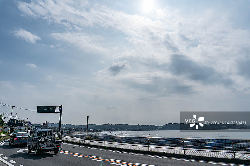 清晨的阳光照耀在日本神奈川的海岸公路上图片素材