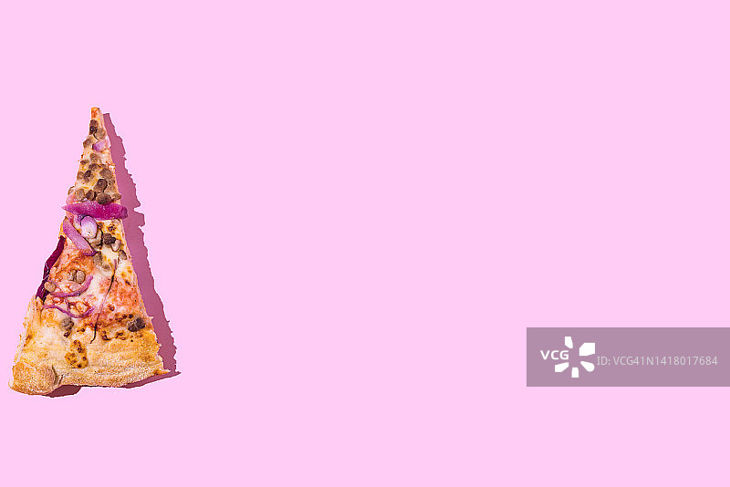 披萨片，番茄，奶酪，洋葱和肉，在粉红色的背景。披萨，快餐，胆固醇，脂肪，意大利食品和垃圾食品的概念。图片素材