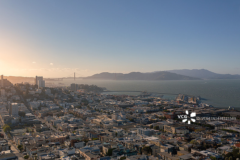 鸟瞰旧金山和海湾地区的日落。图片素材