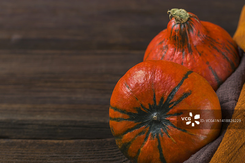 两个成熟的橙色南瓜放在木制的背景上。秋天秋天的概念。感恩节快乐。丰收节。乡村风格。副本的空间。布局。图片素材
