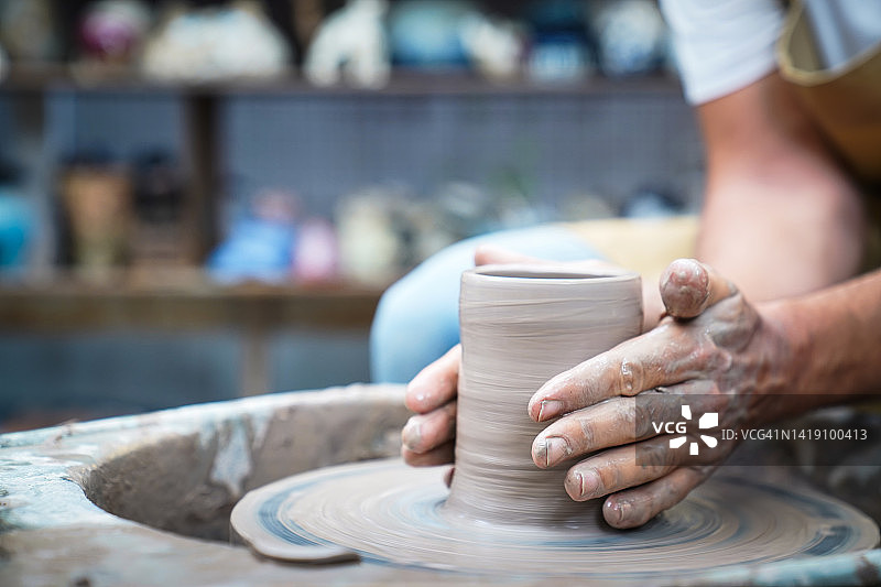 手做物体的特写，用陶轮加工陶瓷的过程图片素材