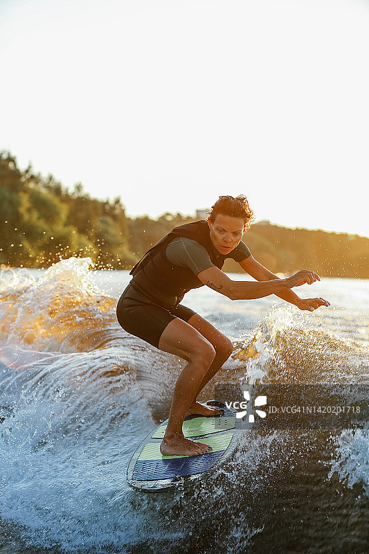 成人运动女性训练唤醒冲浪元素在阳光明媚的夏天图片素材