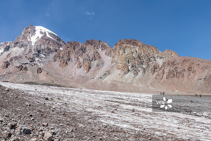 登山运动员正在攀登卡兹贝克山的冰川图片素材
