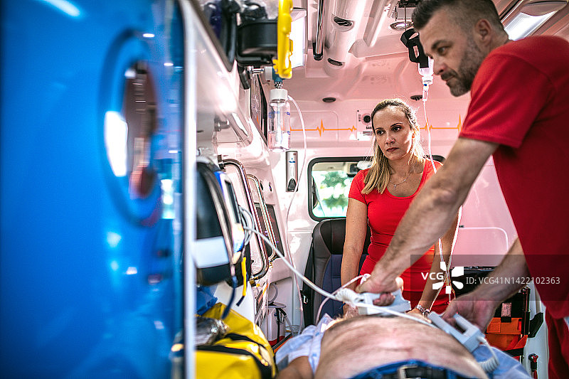 救护车上的急救医生正在使用除颤器图片素材