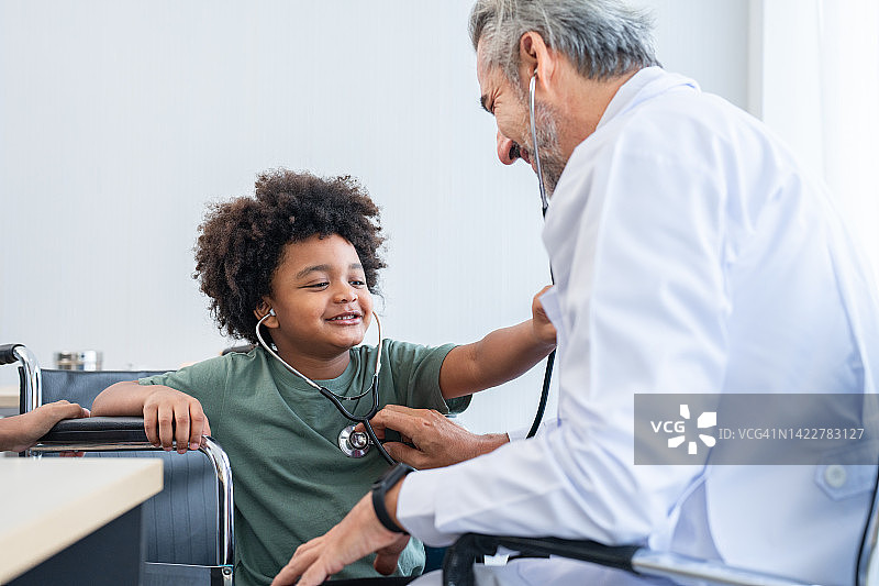 医生允许男孩使用听诊器图片素材