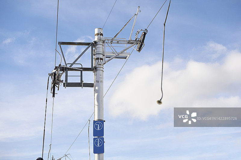 从位于冬季滑雪胜地的滑雪缆车塔顶俯瞰图片素材