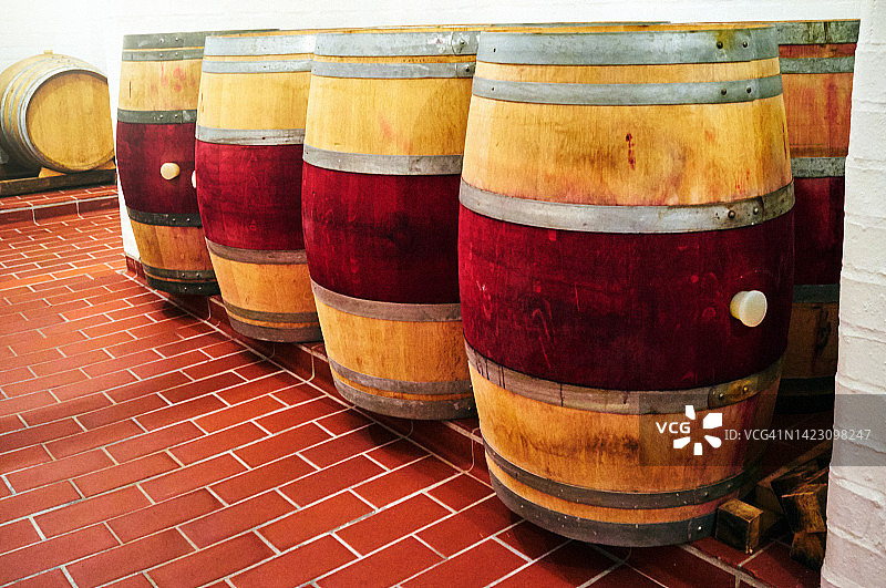 橡木木桶葡萄酒在酿酒厂发酵过程中成熟的橡木木桶图片素材
