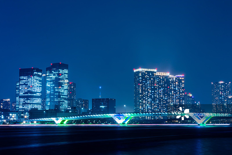 东京丰寿地区夜间全景。图片素材