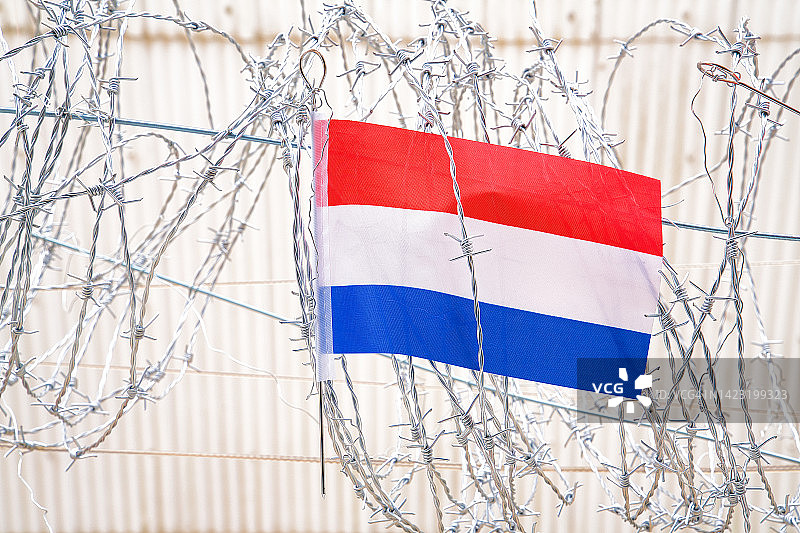 铁丝网上的荷兰国旗。图片素材