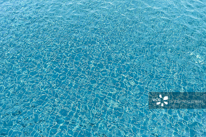 带有光反射和水波纹图案的游泳池表面图片素材